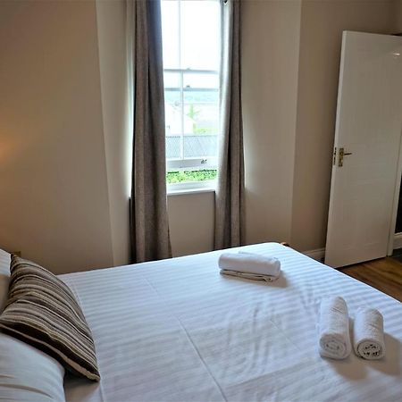 The Angel Hotel Cardigan Bagian luar foto