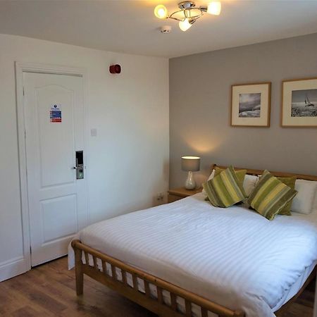 The Angel Hotel Cardigan Bagian luar foto