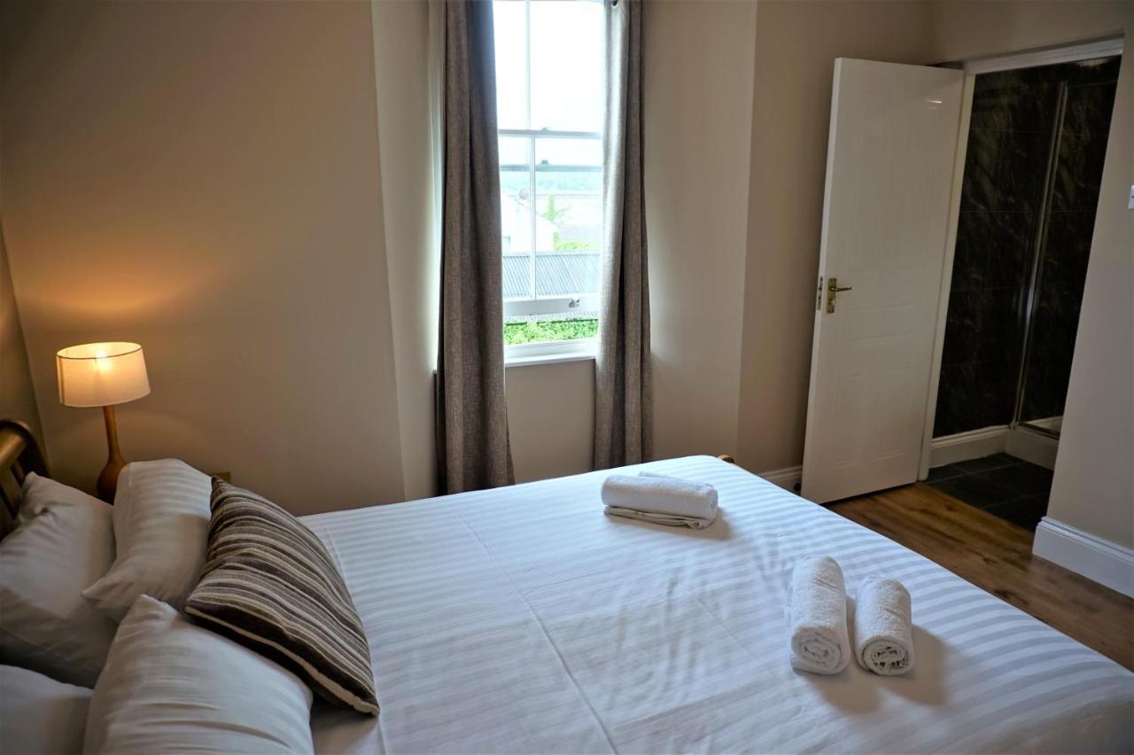 The Angel Hotel Cardigan Bagian luar foto
