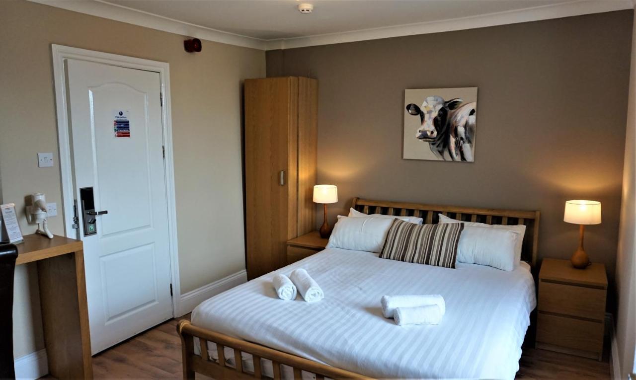 The Angel Hotel Cardigan Bagian luar foto