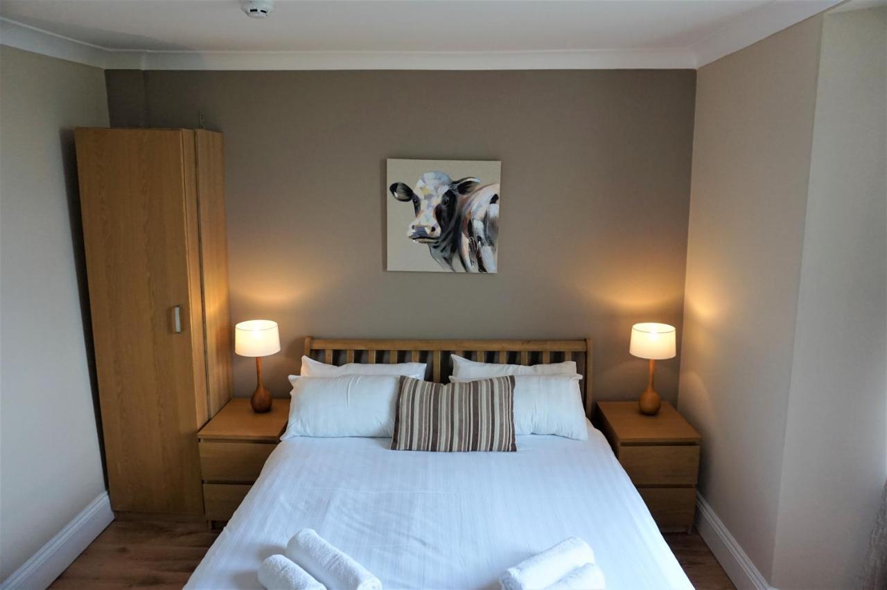 The Angel Hotel Cardigan Bagian luar foto