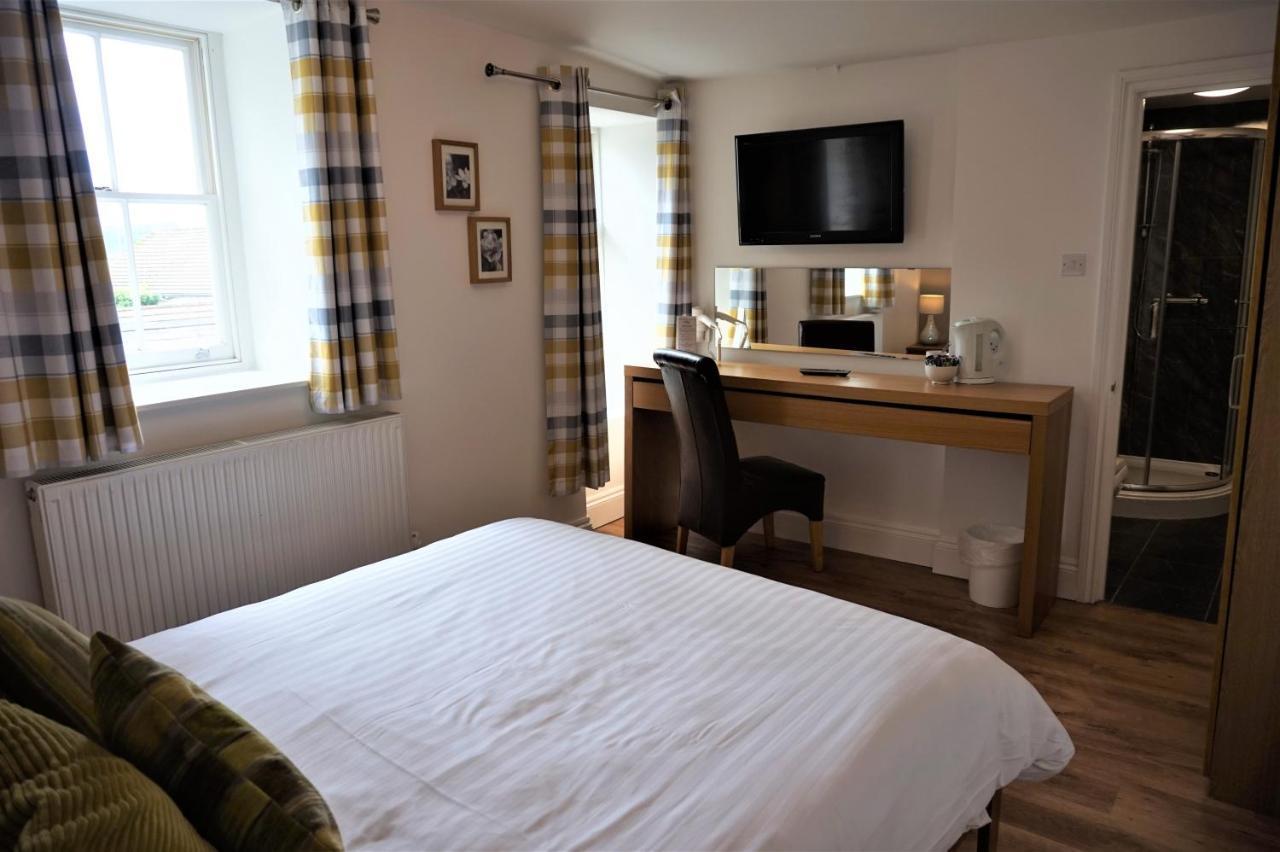The Angel Hotel Cardigan Bagian luar foto