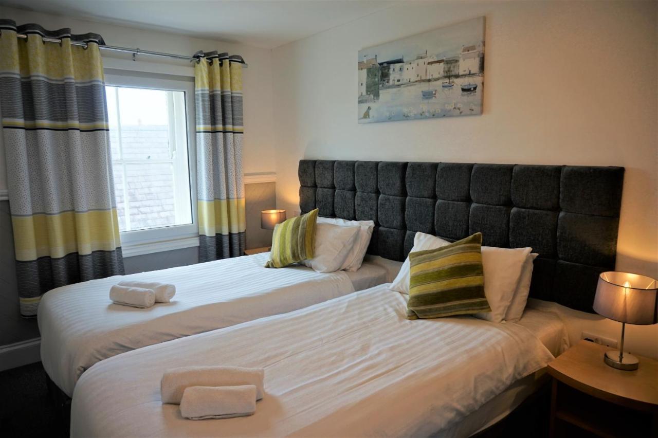 The Angel Hotel Cardigan Bagian luar foto