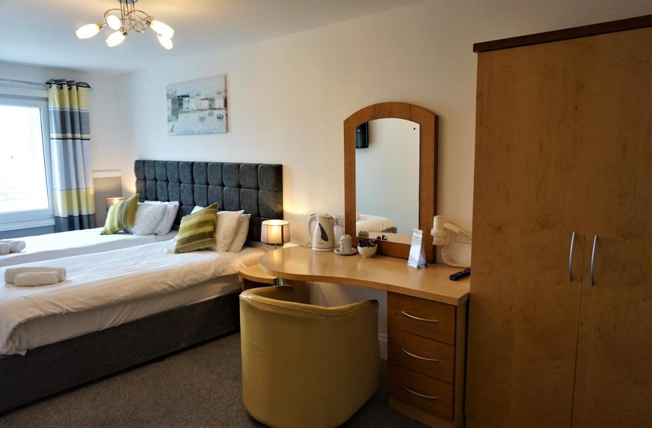 The Angel Hotel Cardigan Bagian luar foto