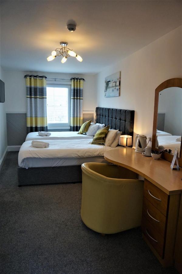 The Angel Hotel Cardigan Bagian luar foto