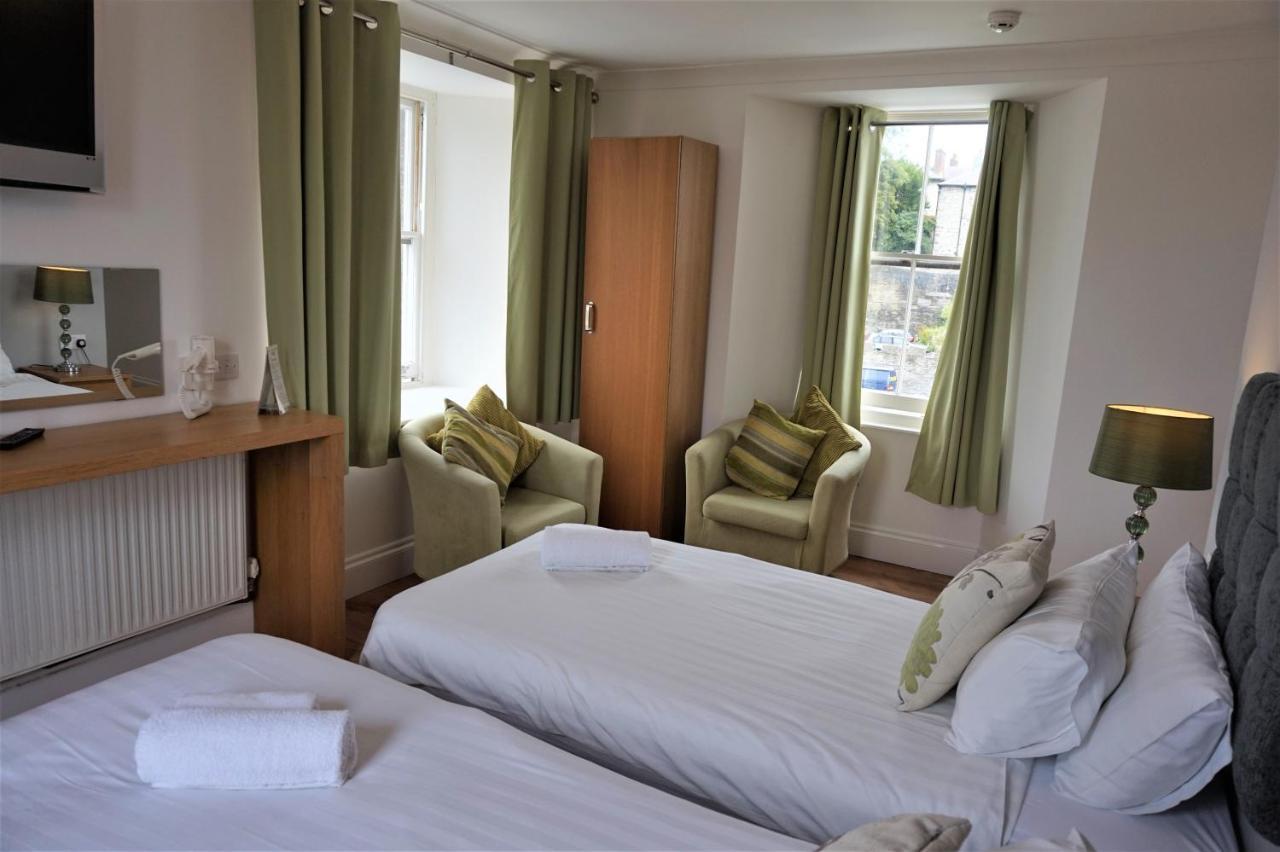 The Angel Hotel Cardigan Bagian luar foto