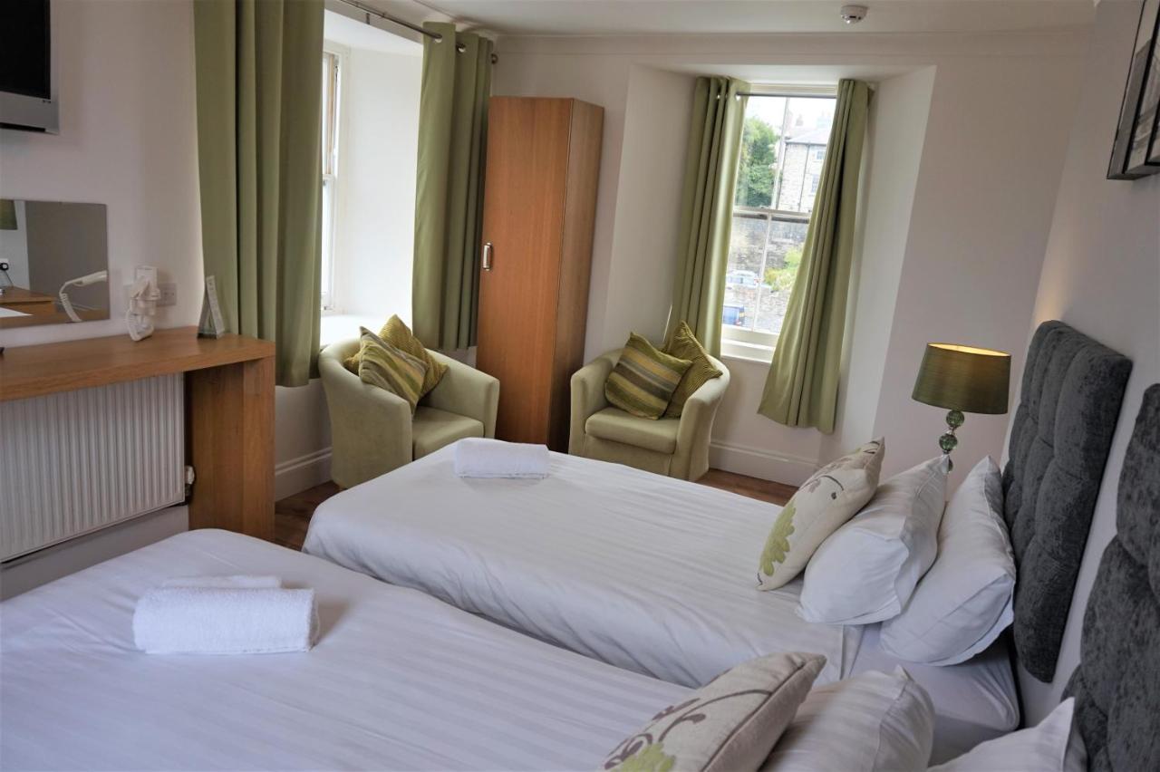 The Angel Hotel Cardigan Bagian luar foto