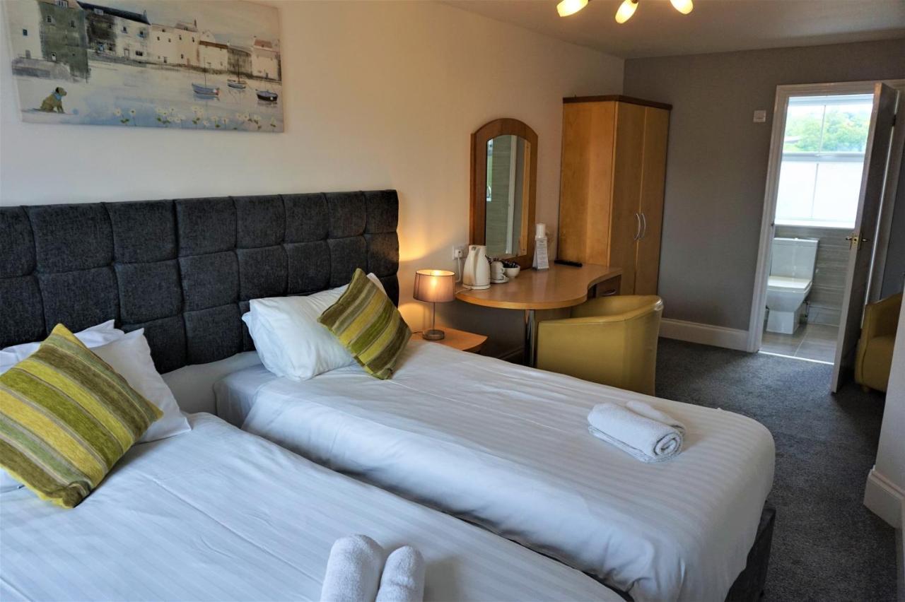 The Angel Hotel Cardigan Bagian luar foto