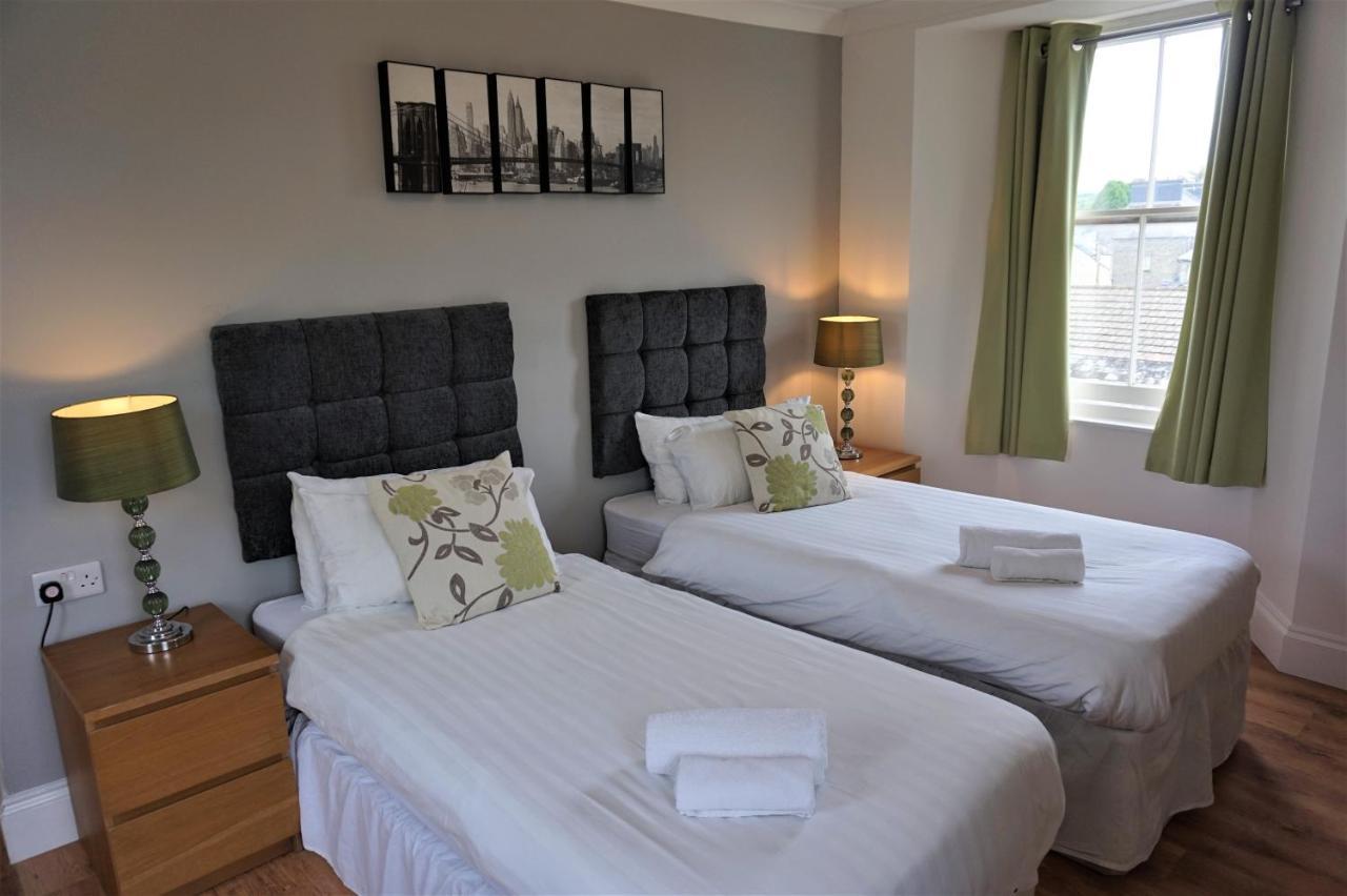 The Angel Hotel Cardigan Bagian luar foto