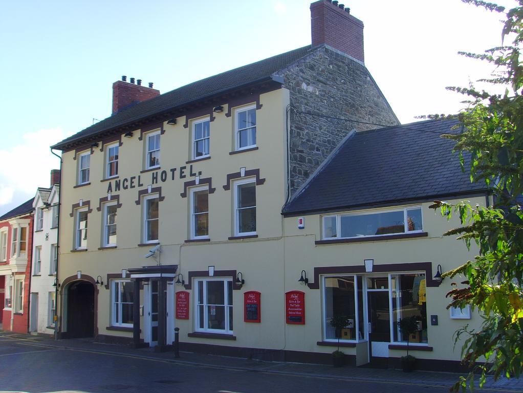 The Angel Hotel Cardigan Bagian luar foto